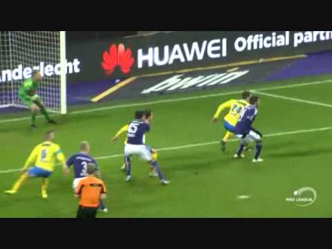 aleksandar mitrovic (rsc anderlecht) deelt gemene elleboogstoot uit in het strafschopgebied 2014