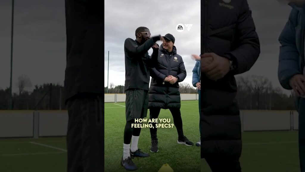 Chelsea boss Pochettino celebrates with Specs after BRILLIANT chipped finish! 🍟