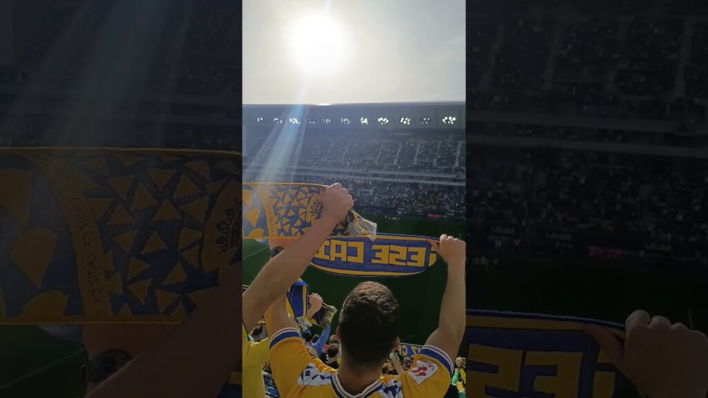 Así recibe la afición al Cádiz ante el Valencia #futbol #cadiz #cadizvalencia