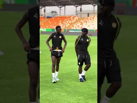 Pape Matar sarr et Bamba Dieng en discussion avant la  rencontre la gambie
