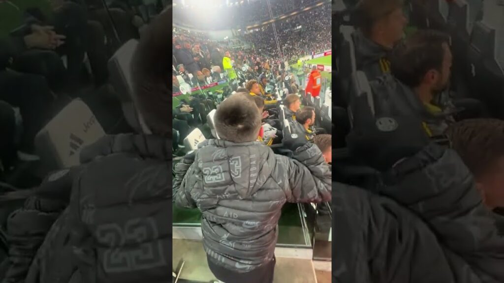 Kostic ruba la maglia ad un piccolo tifoso 🤍🖤 #juventus #shorts