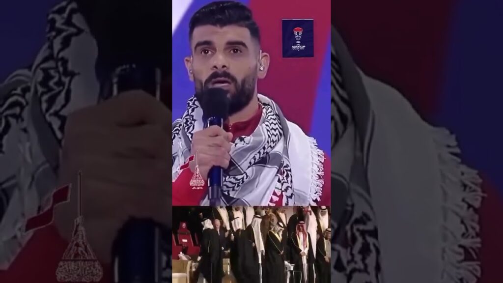 Kapten Qatar Hassan Al Haydos memberi penghormatan kepada Pasukan Palestin Musab Battat