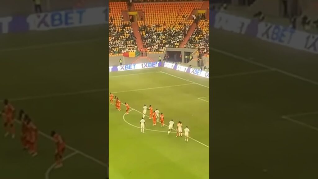 Quel magnifique coup-franc de Ismaël Jakobs repoussé de justesse par le gardien #13tv