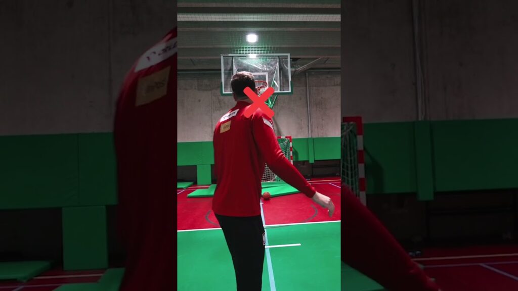 PAN KOSZYKARZ SZCZĘSNY 🏀😎 #shorts #laczynaspilka #szczęsny