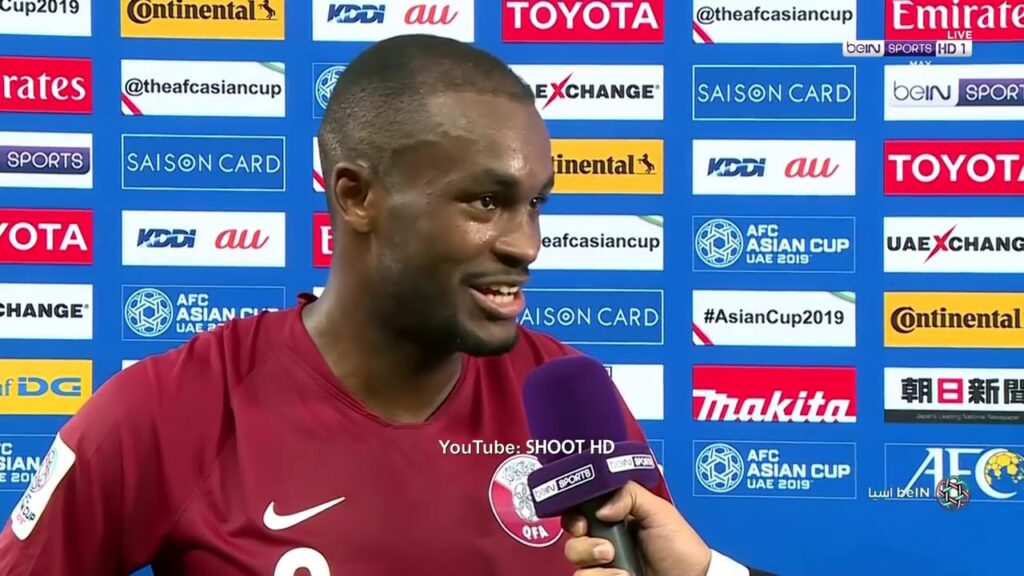 القطري عبد الكريم حسن مقاطعآ السعودية فهد المولد أثناء لقاء تلفزيون /تبي ماي/