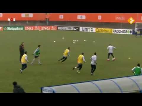 Louis van Gaal is enthousiast tijdens de training