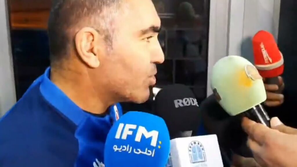 استقبال عنيف من الصحافيين للمدرب جلال القادري لحظة وصوله الى مطار تونس قرطاج