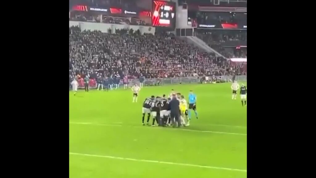 Thủ môn Sevilla quật ngã khán giả trên sân và cái kết