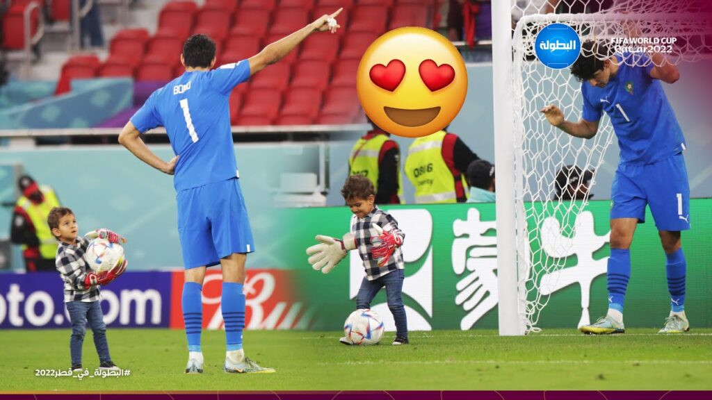 ياسين بونو وابنه بعد الفوز على البرتغال 😍