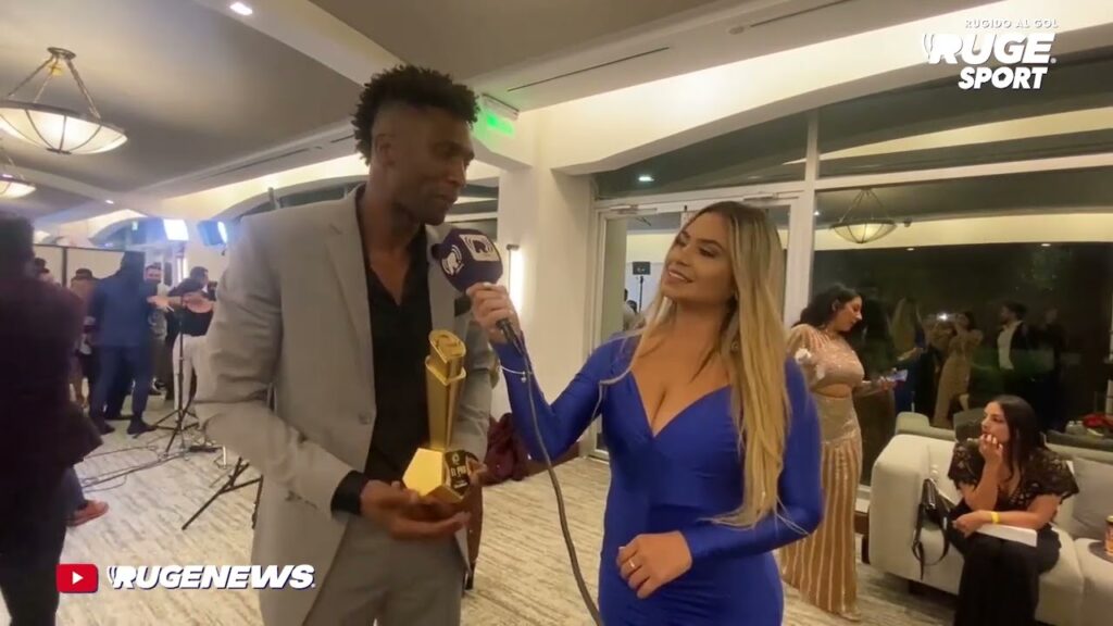 ⚽ Alexander #Domínguez (LDU), el ganador de la noche, recibió el premio #ElPro 2023 al mejor jugador