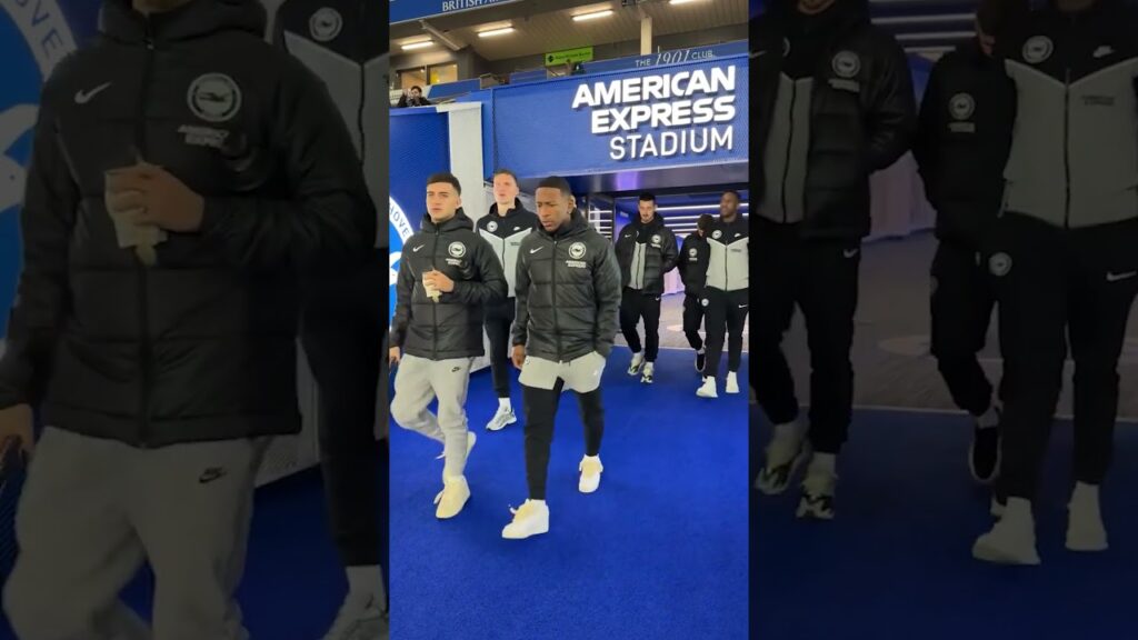 ASI RECIBIERON HINCHAS DE BRIGHTON A PERVIS ESTUPIÑAN EN SU REGRESO  #futbol #ecuador #brighton