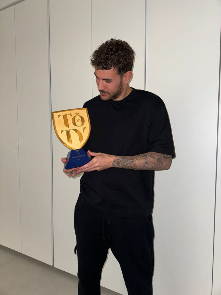 Theo Hernandez with his EA FC24 Team of the Year award