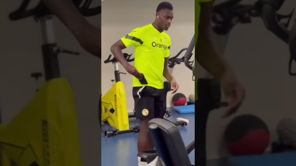Moussa Niakhaté, Nampalys Mendy et Fodé Ballo Touré se réchauffent en salle avant  l'entraînement