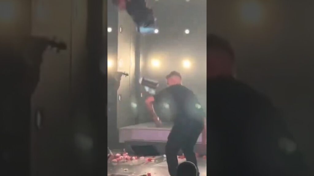 میلاد محمدی تو مراسم معارفه تیم جدیدش😂😂😂😂 #فان #میلاد #فوتبال #تیم_ملی میلاد محمدی تو مراسم معارفه تیم جدیدش😂😂😂😂 #فان #میلاد #فوتبال #تیم_ملی