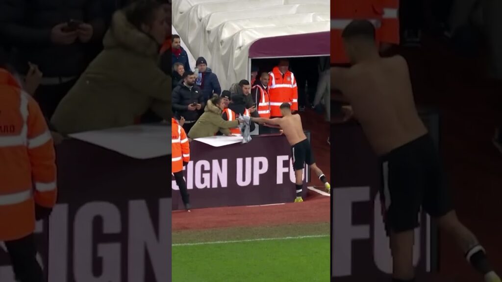 Bruno Guimarães exchanges his shirt for some Kinder Bueno chocolate 😂🍫