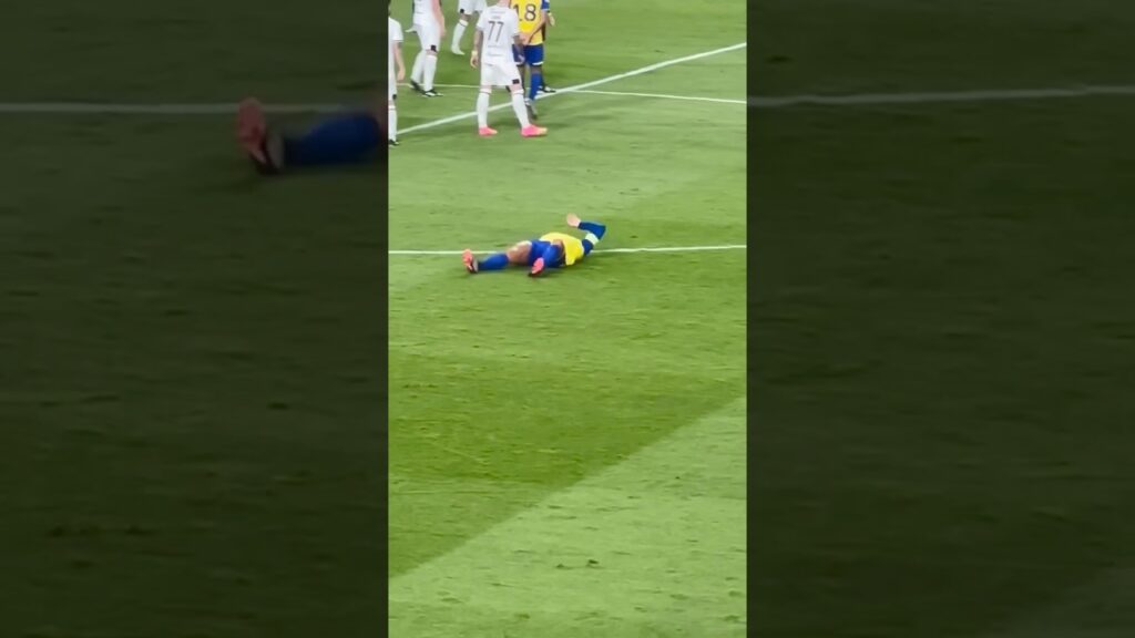 Ronaldo got hit today but he got up and scored the winning goal for Al Nassr. Unstoppable 💛💙