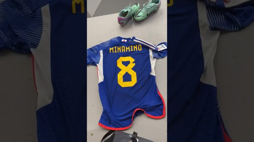 JUSTIN HUBNER BERTUKARAN JERSEY DENGAN MINAMINO