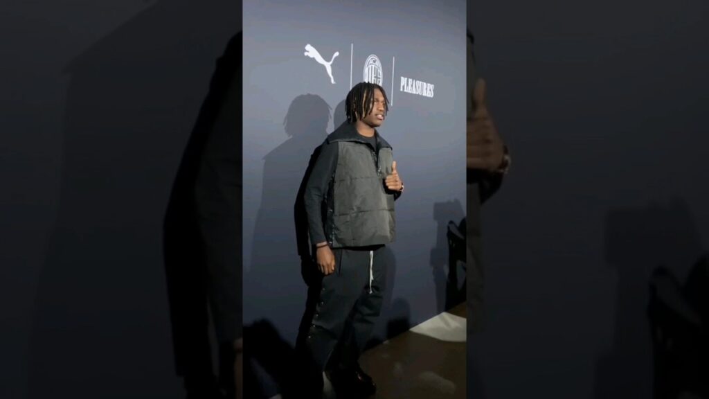 Rafa #leao e Noah #okafor alla presentazione del #fourthkit 2023/24 del #milan milan