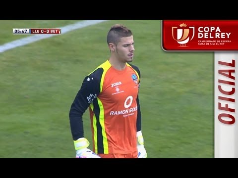 Expulsión del portero Pau Torres y parada de Fran Perales del penalti en el UE Lleida - Real Betis