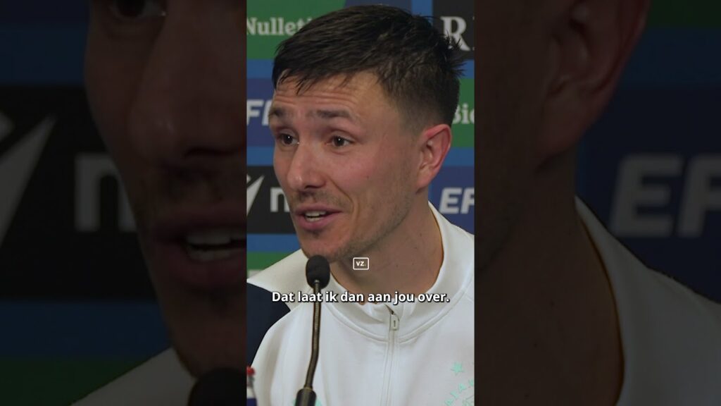 Steven Berghuis adviseert Mike Verweij van De Telegraaf... 😆 #berghuis #ajax #heeaja