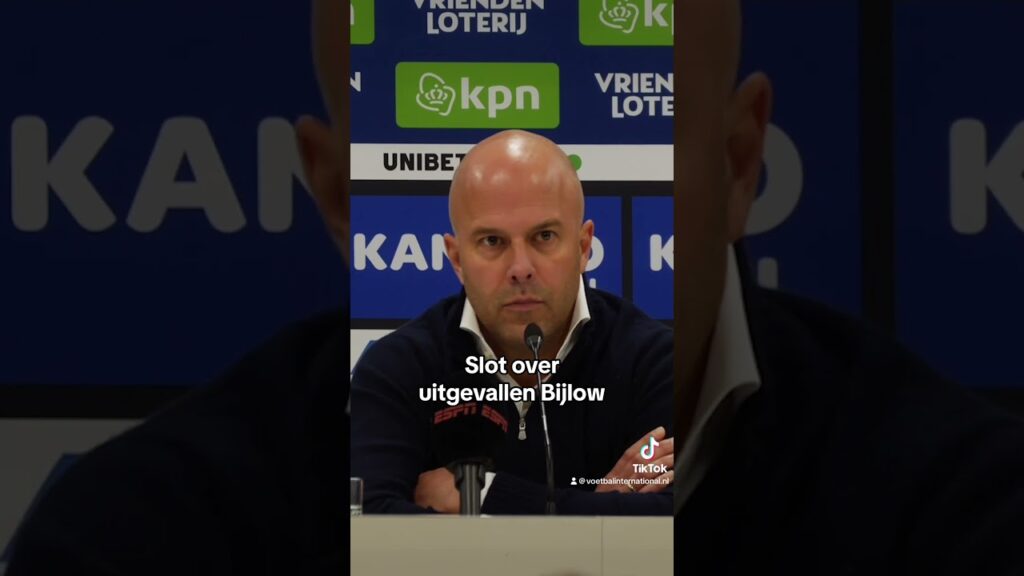 Arne Slot zag zijn doelman Justin Bijlow huilend het veld aflopen, ogenschijnlijk zwaar geblesseerd.