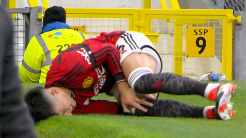 Lisandro Martinez suffer from apparent leg injury against West Ham, Martinez looks on pain and went