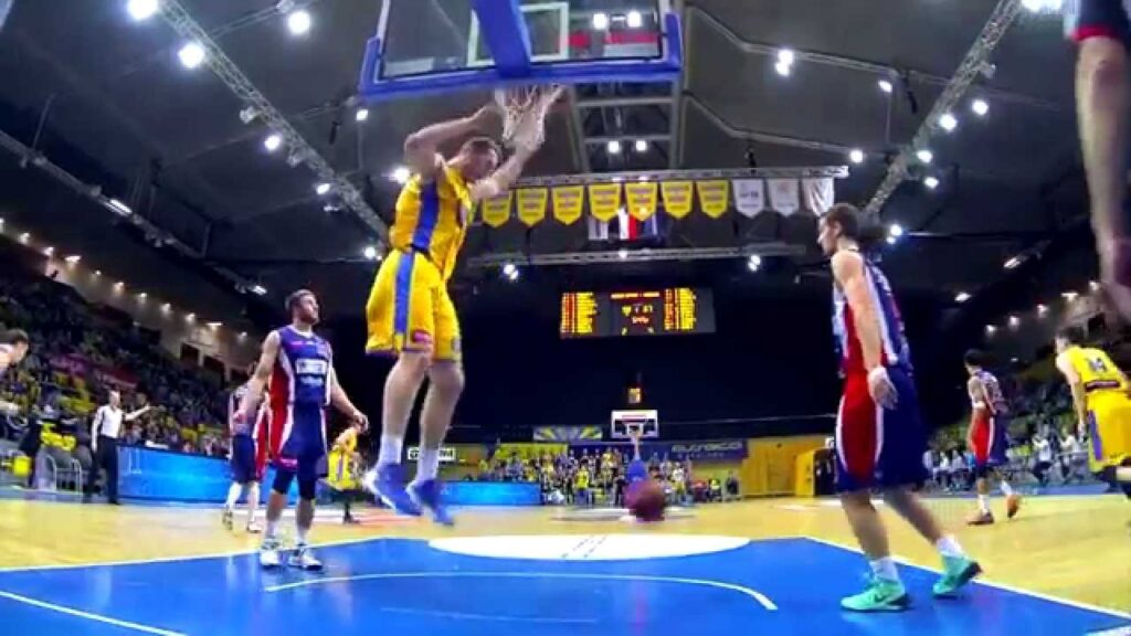 Roman Szymański - 2 Slam Dunks!