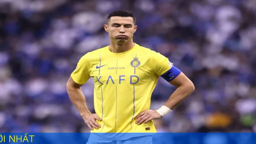 Ronaldo ném huy chương á quân lên khán đài