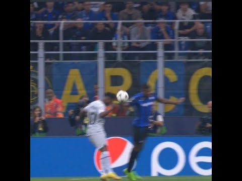 Denzel Dumfries juega el balón con la mano en el partido Inter Milán Barcelona
