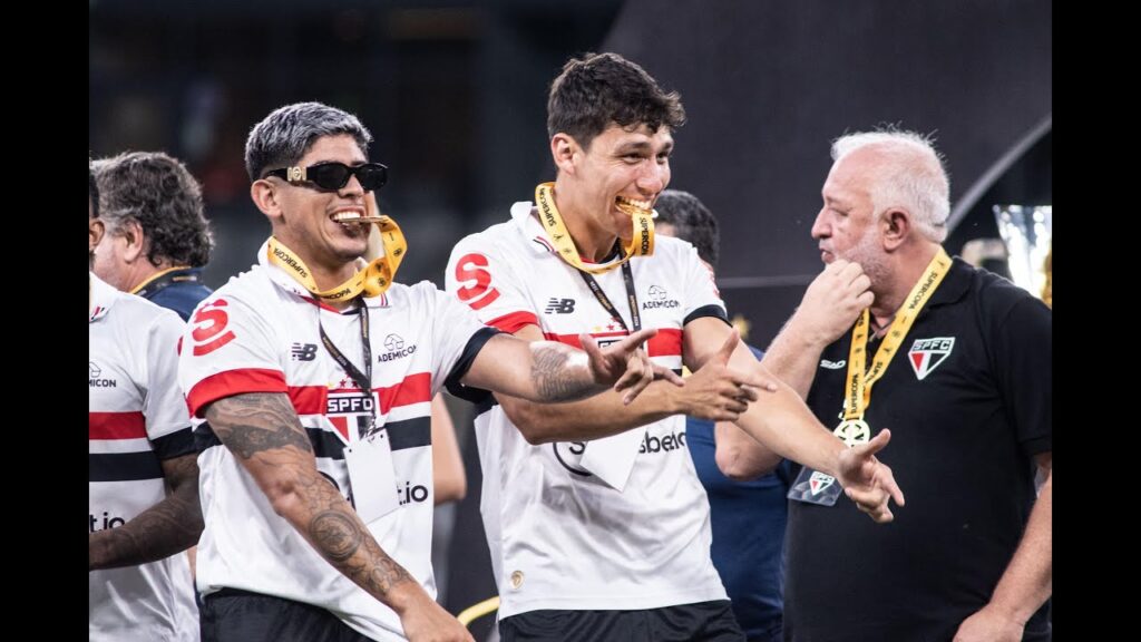 Charutos e provocações: Alan Franco comanda a festa são-paulina e ganha até música de Rafinha