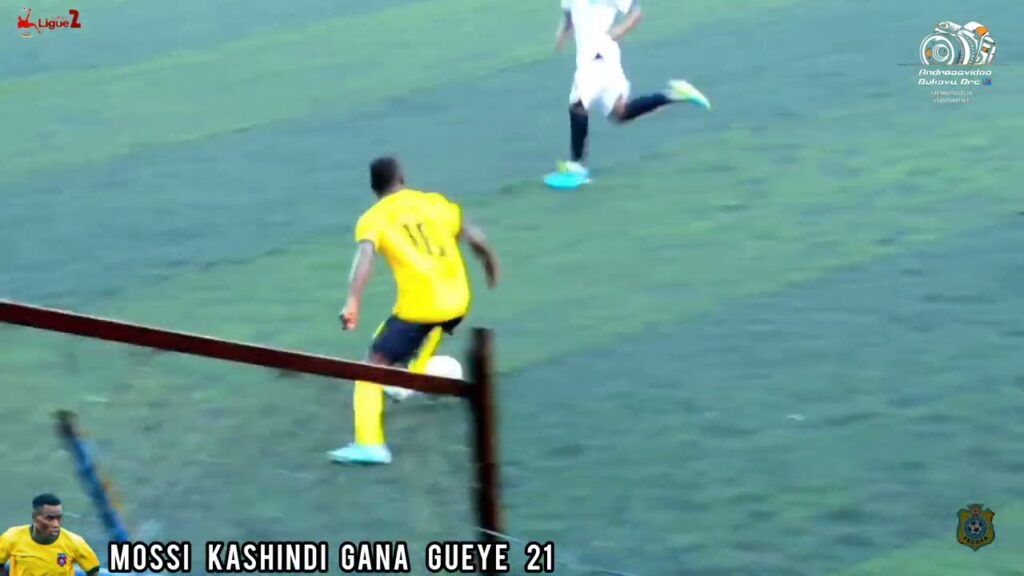 MOSSI KASHINDI GANA GUEYE milieu de terrain de l'oc chaux sport en action 1