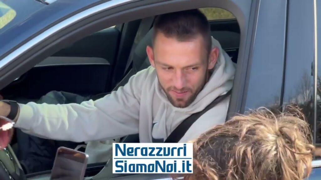 Stefan de Vrij saluta i tifosi ad Appiano Gentile (19 febbraio 2024)