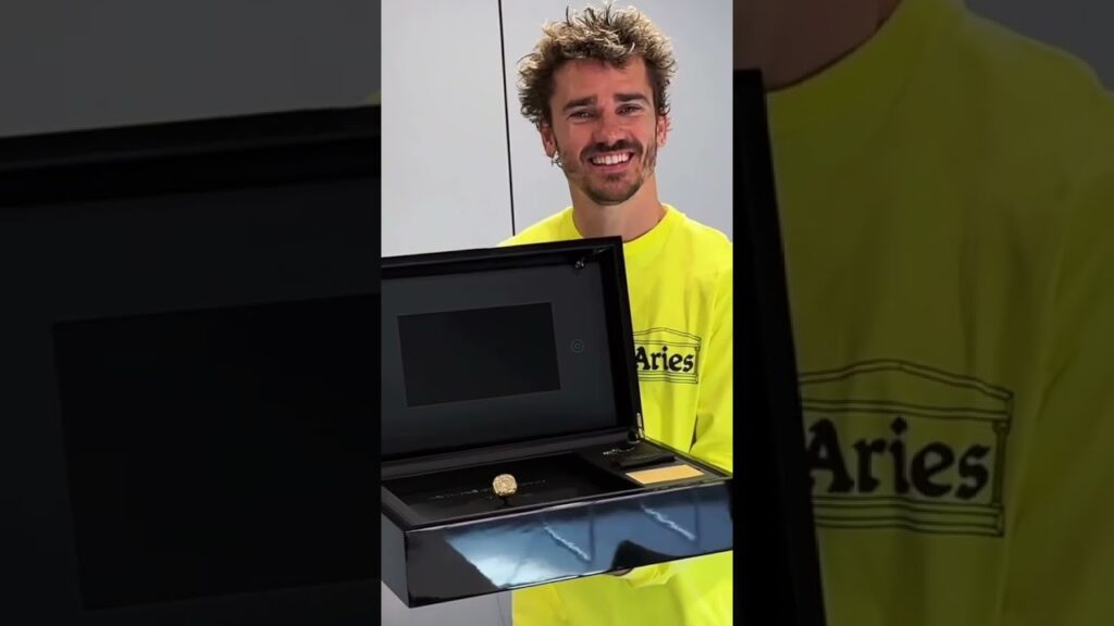 Memphis Depay gifted Antoine Griezmann a custom ring 💍 (via @Atletico de Madrid/TT) #shorts