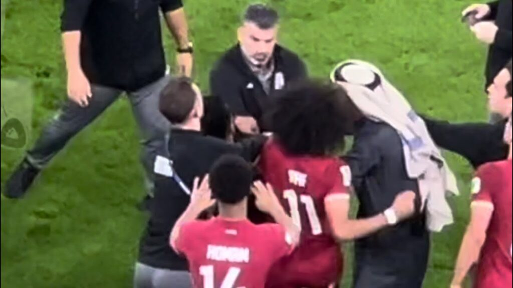 أكرم عفيف ضـ.ربب مدرب إيران بالشلوووت واستفز اللاعبين ثم ذهب للاحتفال مع جمهور قطر 😀