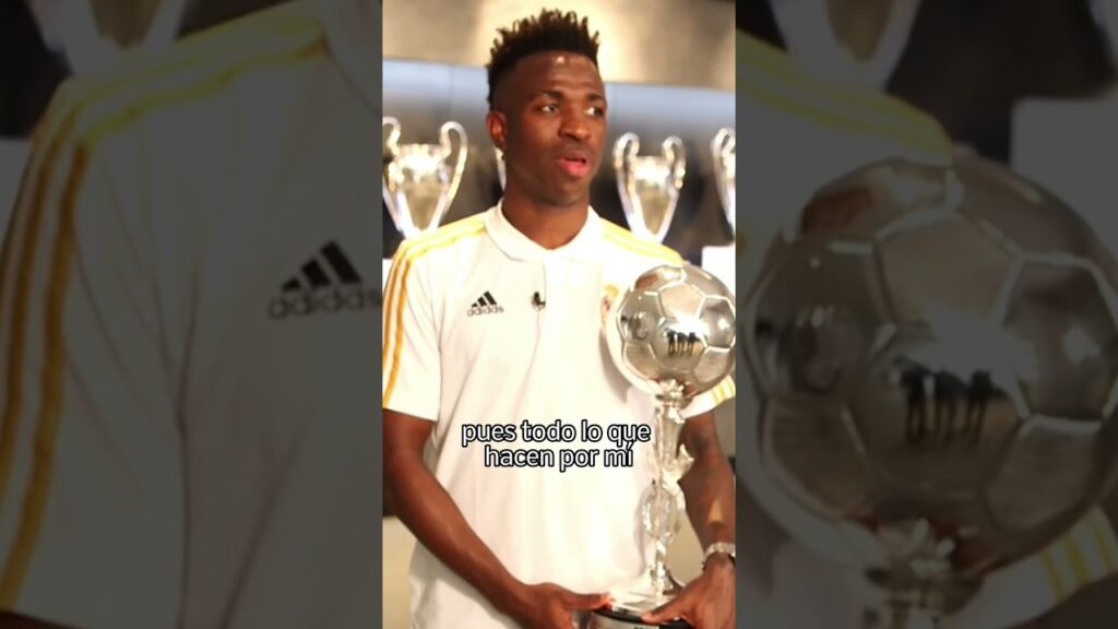 Vinicius Jr., delantero del Real Madrid, recibe el Trofeo EFE al Mejor Jugador Iberoamericano 2023