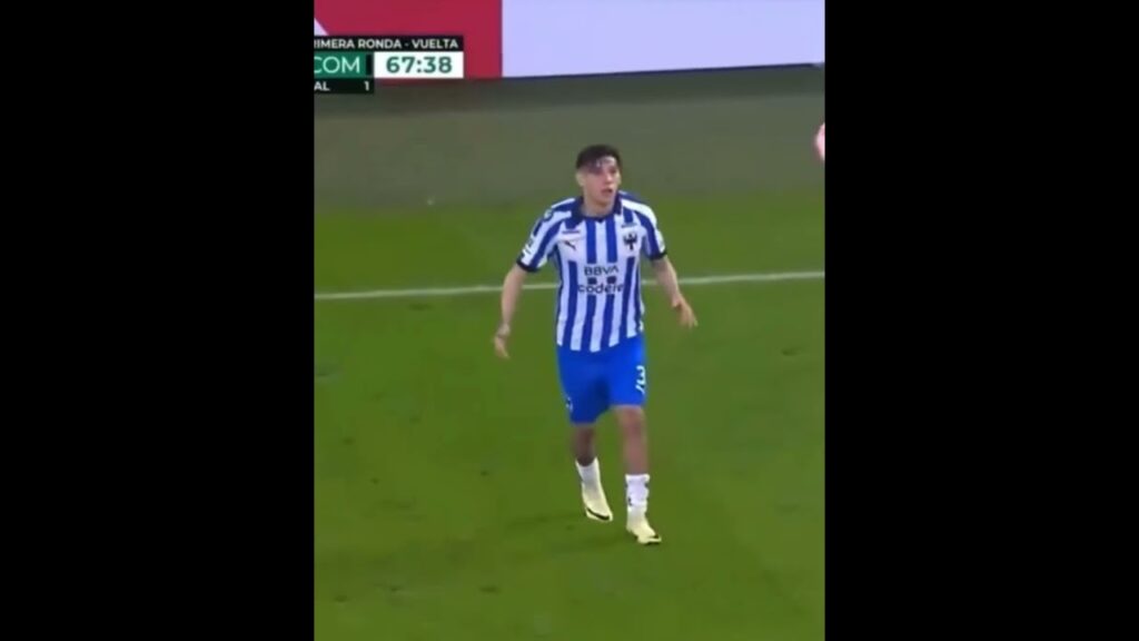 Gerardo Arteaga hace una de lujo y baja el balón de taquito en el Rayados vs Comunicaciones