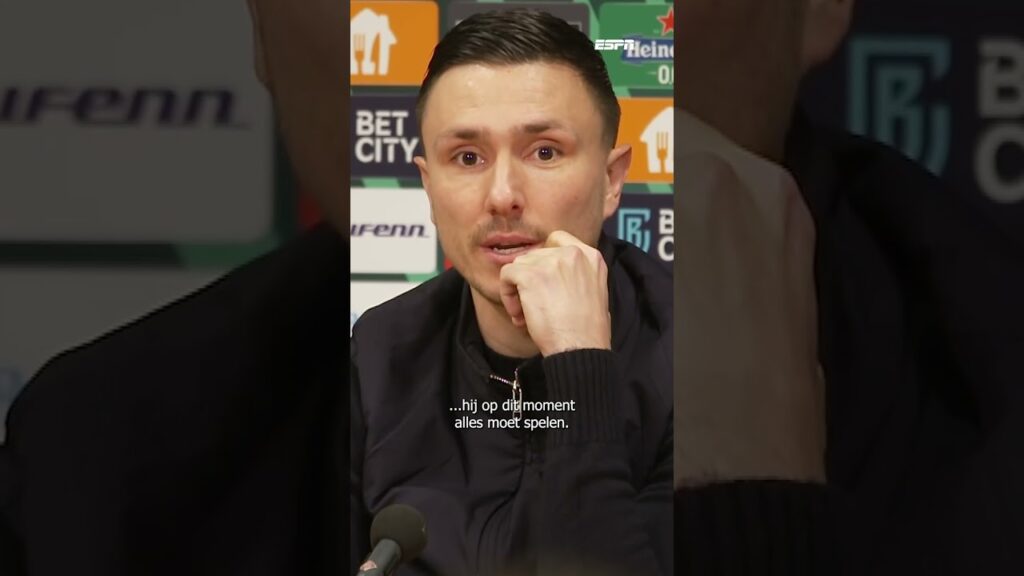 Steven Berghuis springt in de bres voor piepjonge Jorrel Hato đ¤ Steven Berghuis springt in de bres voor piepjonge Jorrel Hato đ¤