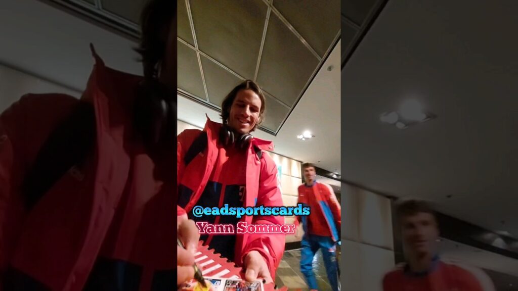 Das Lächeln von Yann Sommer sagt sooo viel. Thomas Müller crasht und grüßt. #shorts #yannsommer #fcb