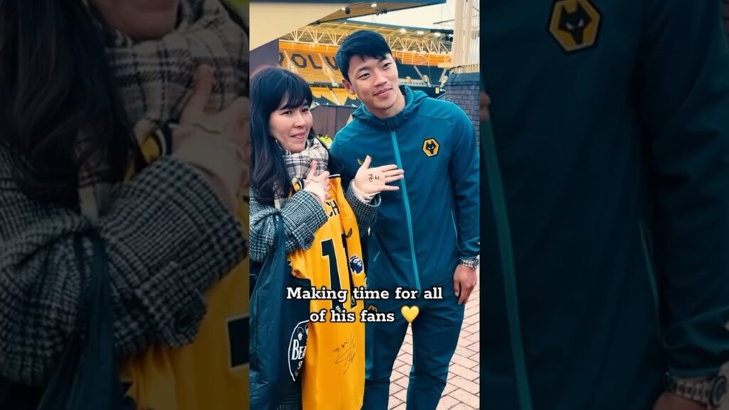 Hee Chan Hwang has a HUGE queue of fans 💛