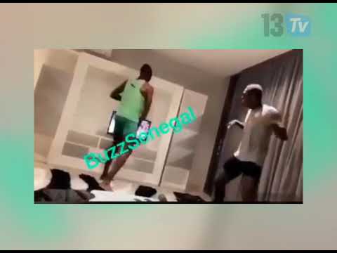 Les lions ont le rythme: battle entre Pa Abou Cissé et Sidy Sarr dans leur chambre d'hôtel