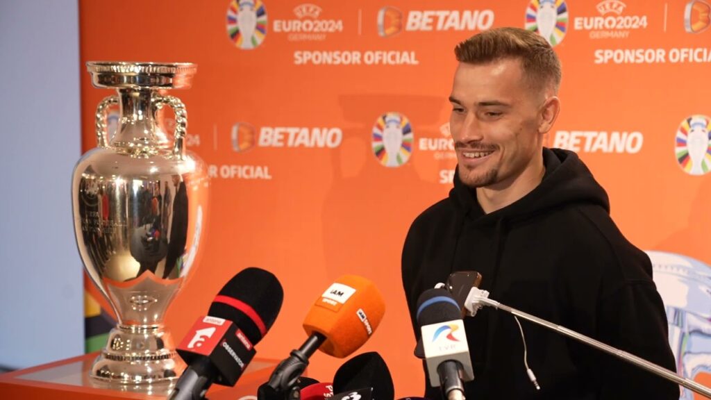 Darius Olaru, startul de la FCSB, lângă trofeul EURO 2024