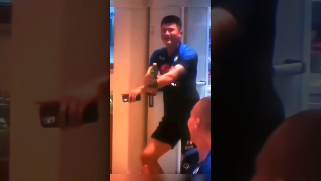 Sáng làm Kim Min Jae, tối về làm boy phố =))