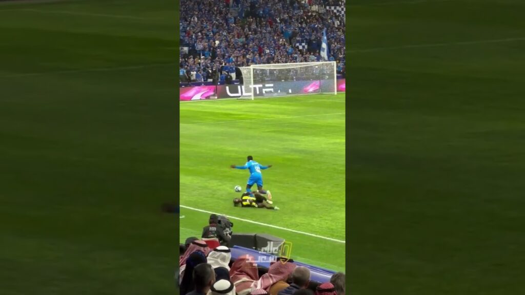 ‏كوبري زكريا هوساوي في " سعود عبدالحميد "‎#الاتحاد_الهلال ‎#الهلال_الاتحاد