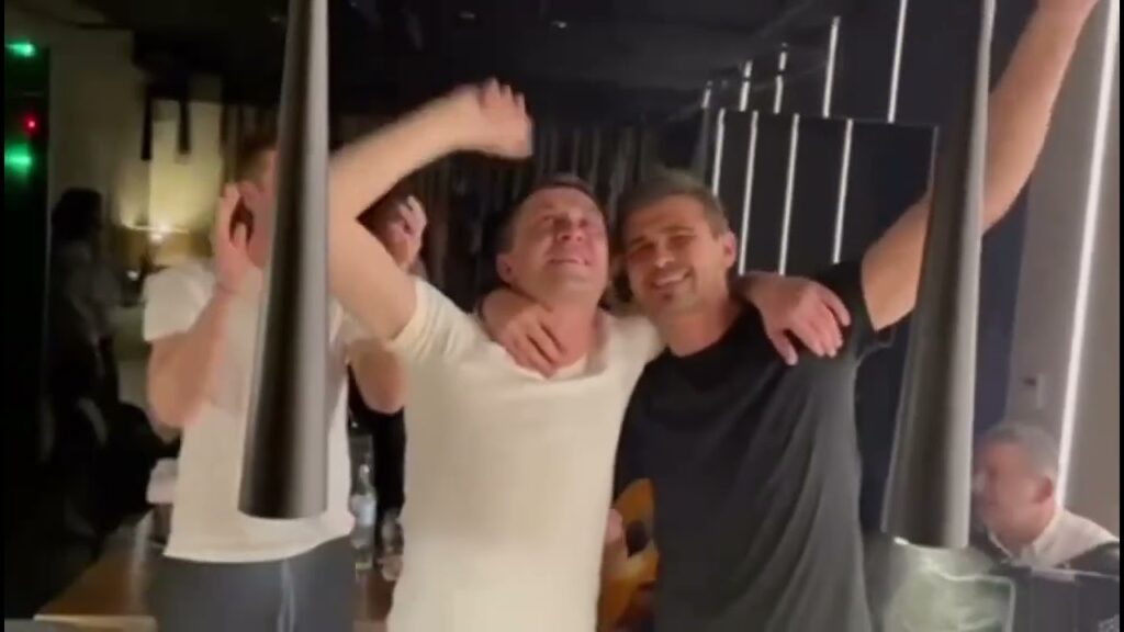 Danko Lazovic i Sasa Ilic u suzama dok slusaju " Da volim crno bele "