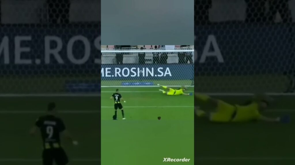 الحارس منير محمدي يتصدى لضربة جزاء و تصديات عديدة رغم الخسارة