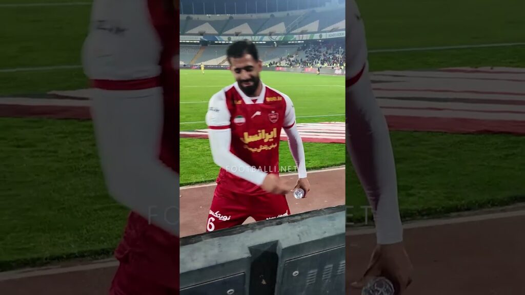 اهدا دستکش توسط محمدحسین کنعانی زادگان به توپ جمع کن کنار زمین