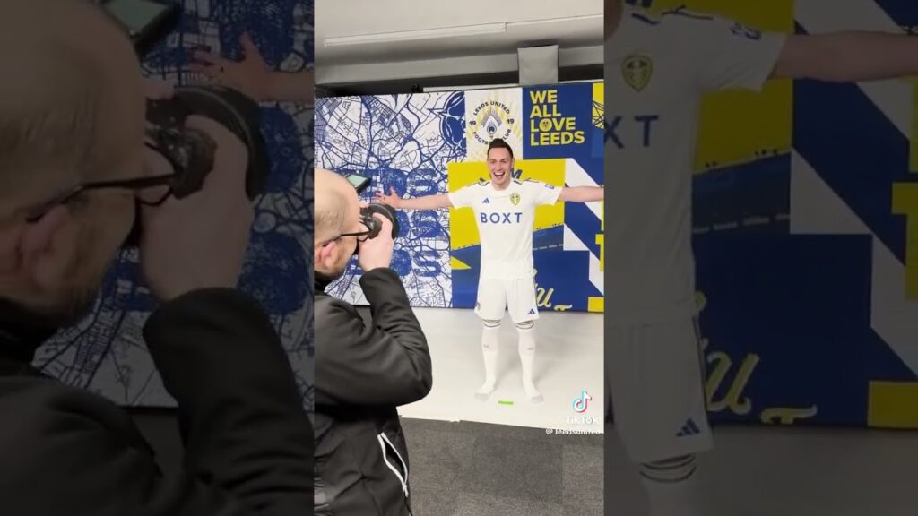 Connor Roberts signs for Leeds United and meets his new teammates!!