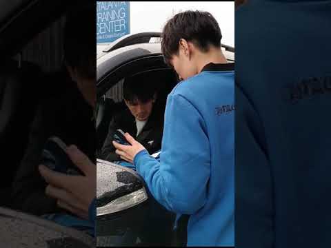 Marten De Roon firma maglia a Hikaru venuto dal Giappone 29-2-2024 🖤💙 grazie a Jacopo Bettani