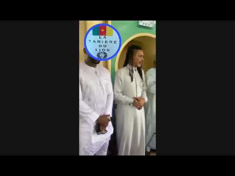 Rigobert Song Bahanag s'est rendu à la Mosquée de Bonamoussadi à  Douala pour faire des dons .