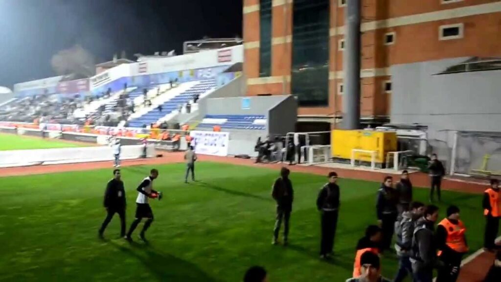 Milan Borjan Serdar Arslan'a Formasını verdiği an ...